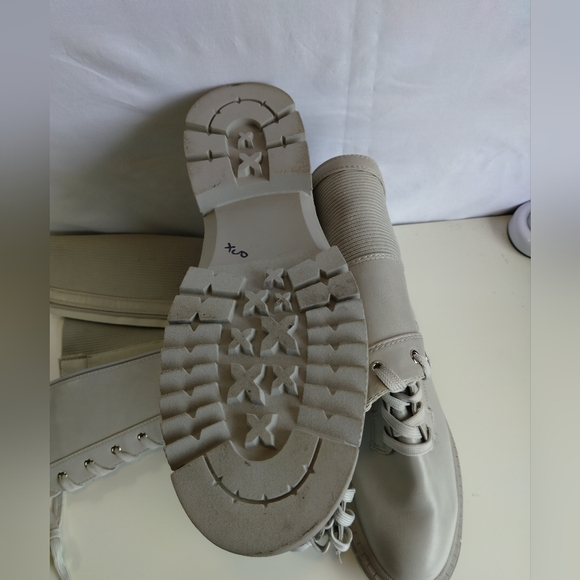 Boots - Picture 5 of 10